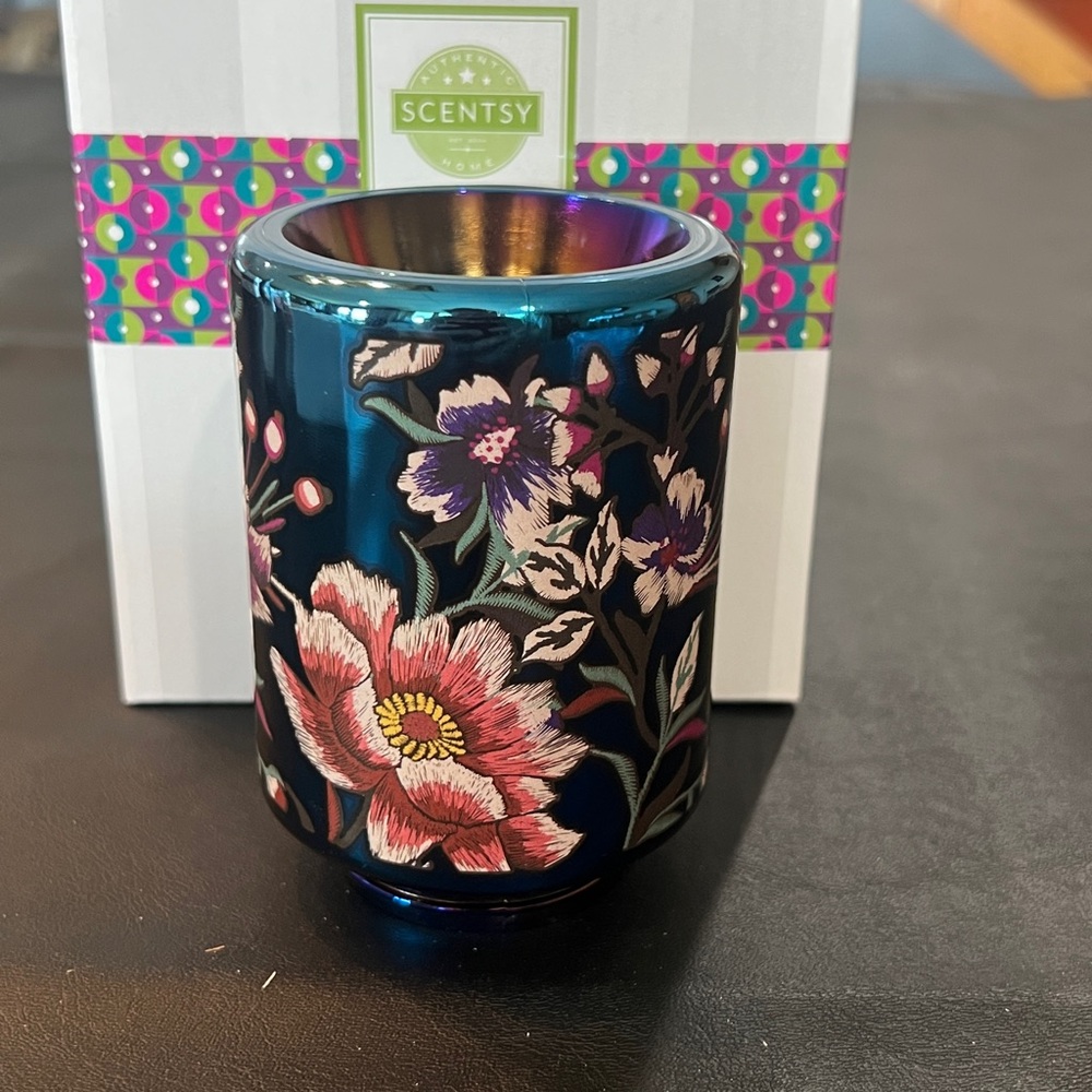 Scentsy Floral Blue Warmer - Picture 2 of 4
